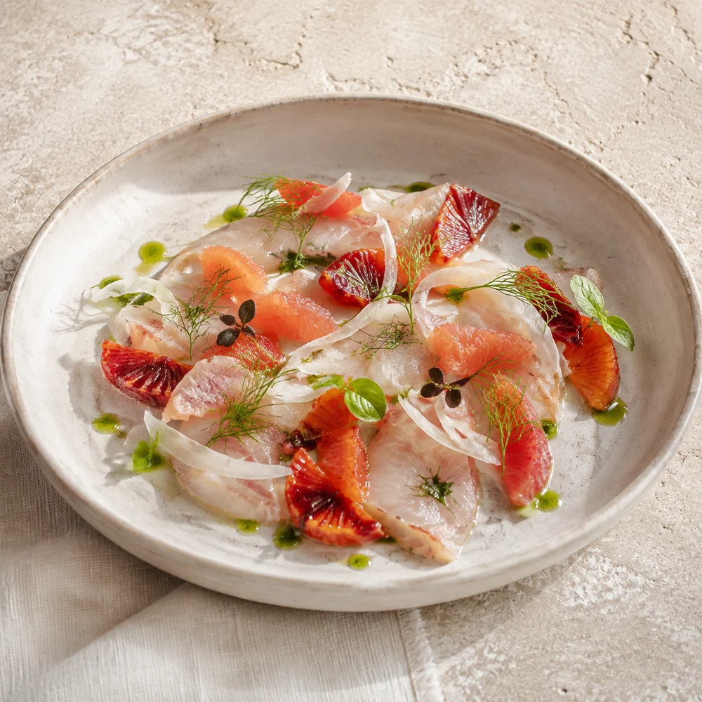Crudo di ricciola con agrumi e olio alle erbe
